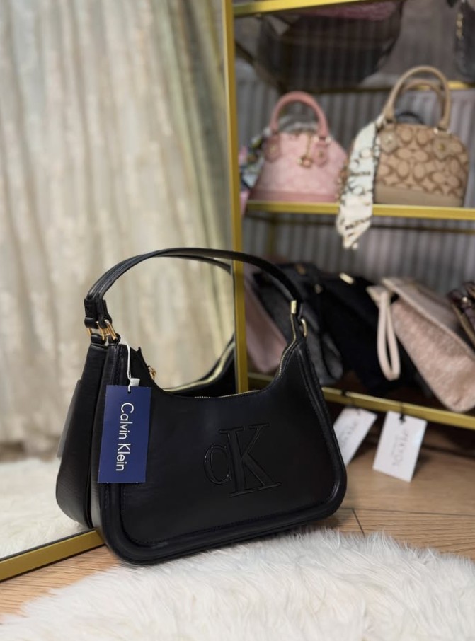 Calvin Klein Shoulder Bag · Siyah